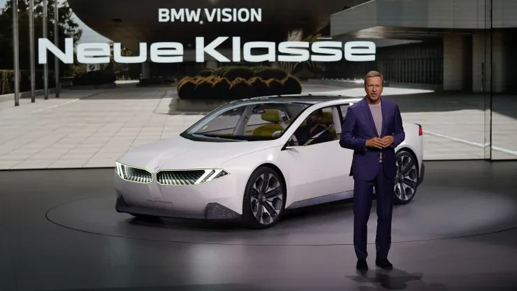 BMW stellt das Konzeptauto „Vision Neue Klasse“ vor und kündigt den Beginn ei...